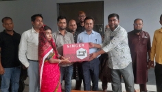 দাকোপে নারীদের মাঝে সেলাইমেশিন বিতরণ