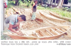 চলনবিলে বন্যার পানি নৌকা তৈরির ধুম
