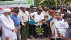 রাজশাহীতে বৃক্ষরোপণ কর্মসূচির উদ্বোধন করলেন রাসিক প্রশাসক