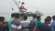 দৌলতদিয়া ফেরিঘাটে ব্রেক ফেল করে বাস নদীতে