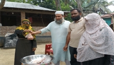 শালিখায় সুবর্ণ নাগরিকদের মাঝে মাংস বিতরণ 