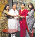 স্বর্ণের কলস উপহার পেলেন অপু বিশ্বাস     