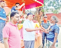 রংপুরে কারাবন্দিদের মধ্যে লিচু বিতরণ  