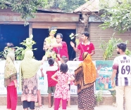 টাঙ্গাইলে প্লাস্টিকের বিনিময়ে গাছ      