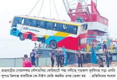 পদ্মায় ডুবে যাওয়া বাস উদ্ধার    