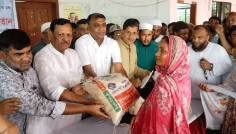 দৌলতপুরে প্রধানমন্ত্রীর ঈদ উপহার পেলেন দুই শতাধিক পরিবার