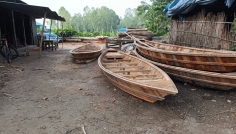 বর্ষার শুরুতে নৌকা তৈরির ধুম