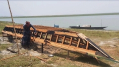 বর্ষার আগমনে নৌকা তৈরি ও বিক্রির ধুম