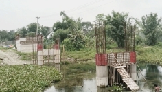 এক ব্রিজের অপেক্ষায় ছাত্র-ছাত্রীসহ কয়েক হাজার মানুষের দুর্ভোগ
