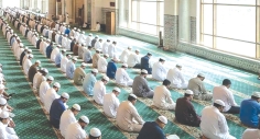 মসজিদে কাতার ডিঙানো অপরাধ