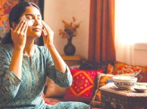 চোখের নিচের কালি তুলতে ‘কুলিং প্যাচ’