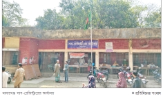 জরাজীর্ণ ভবনে চলে কার্যক্রম গুরুত্বপূর্ণ নথি অরক্ষিত