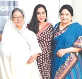 একসঙ্গে ডলি মেমী ও মম   
