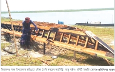 বর্ষার আগমনে নৌকা তৈরি ও বিক্রির ধুম    