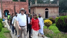 চাঁপাইনবাবগঞ্জের ঐতিহাসিক সোনামসজিদ ঘুরে দেখলেন মার্কিন রাষ্ট্রদূত