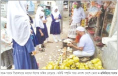 গরমের স্বস্তি তালশাঁস বাড়ছে চাহিদা