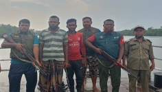 সুন্দরবনে বিষ প্রয়োগে মাছ ধরার অপরাধে ২ জেলে আটক