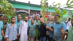 বিশ্বকাপ উন্মাদনায় হোসেনপুরে প্রবীণদের প্রীতি ফুটবল ম্যাচ অনুষ্ঠিত