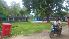 ভঙ্গুর ভবন ও সীমানা প্রাচীরহীন উত্তর ইসলামপুর সরকারি প্রাথমিক বিদ্যালয়