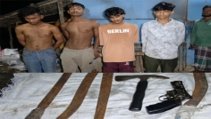হাটহাজারীতে জনতার হাতে অস্ত্রসহ চার কিশোর আটক