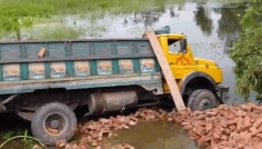কসবায় ইটবোঝাই ট্রাক নিয়ন্ত্রণ হারিয়ে খাদে, নিহত ২