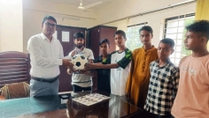 খুদে শিক্ষার্থীদের আবদারে ফুটবল উপহার দিলেন ঝিনাইগাতীর ইউএনও