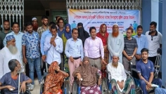ঝালকাঠিতে পৌর সভার উদ্যোগে বিনামূল্যে হুইল চেয়ার বিতরণ