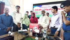ভোলাহাটে অসহায় নারীদের মাঝে সেলাই মেশিন ও শিক্ষাপ্রতিষ্ঠানে ফ্যান বিতরণ