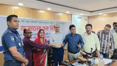 ঝালকাঠিতে ২০২৫-২৬ অর্থবছরের সাংস্কৃতিক ব্যক্তিত্ব ও প্রতিষ্ঠানের মাঝে অনুদানের চেক বিতরণ