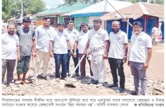 সিরাজগঞ্জে স্বেচ্ছাশ্রমে ঝুঁকিপূর্ণ সড়ক সংস্কার