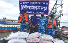 মিয়ানমারে পাচারকালে সিমেন্ট ও সারসহ পাচারকারী আটক