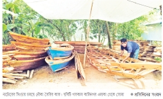 চলনবিলে বন্যার পানি নৌকা তৈরির ধুম    