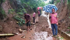 বান্দরবানে পাহাড়ধসে বন্ধ যোগাযোগ, হিল ভিডিপির তৎপরতায় সচল সড়ক
