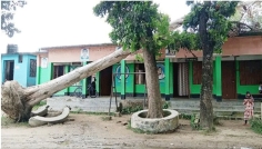 সিরাজগঞ্জের রায়গঞ্জে ঝুঁকি নিয়ে পড়াশোনা করছে শিশু শিক্ষার্থীরা