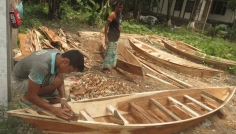 লনবিলে বানের পানি আসতেই নৌকা তৈরির ধুম