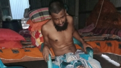 ভুল চিকিৎসায় পা পচে কোমর পর্যন্ত সংক্রমিত বাবার জন্য দুই শিশুর আকুতি