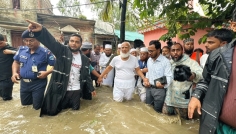 বিপন্ন মানুষের ডাকে জলমগ্ন বাঁশখালীতে জামায়াত আমিরের ত্রাণ বিতরণ