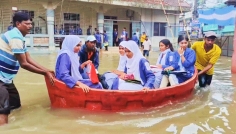 কুমিল্লায় জলাবদ্ধতায় দুর্ভোগ, নৌকায় চড়ে পরীক্ষাকেন্দ্রে এইচএসসি পরীক্ষার্থীরা