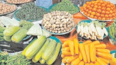 সবজি ও মাছের দাম বেড়েছে   