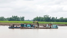 কুশিয়ারার তীব্র ভাঙনপ্রবণ এলাকা থেকে অবাধে বালু উত্তোলন