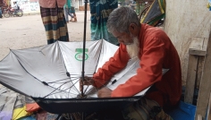 হারিয়ে যাচ্ছে শতবর্ষের ঐতিহ্যবাহী ছাতা মেরামতের পেশা