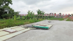মাদারগঞ্জে ৩ কোটি টাকার সেতুর মুখ ভরাট, পানি নিষ্কাশনে বাধা
