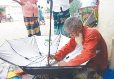 হারিয়ে যাচ্ছে শতবর্ষের ছাতা মেরামতের পেশা