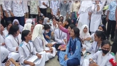 সিরাজগঞ্জে শিক্ষামন্ত্রীর পদত্যাগ দাবিতে সড়ক অবরোধ ও বিক্ষোভ