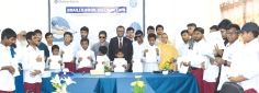 দৃষ্টিপ্রতিবন্ধী শিক্ষার্থীদের মাঝে ব্রেইল বই বিতরণ প্রাইম ব্যাংকের