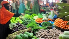 বৃষ্টি ও বন্যায় চড়া মানিকগঞ্জের কাঁচাবাজার