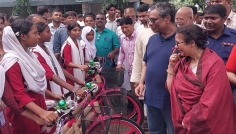 সিরাজগঞ্জে ভিক্ষুকদের দোকান ও শিক্ষার্থীদের মাঝে সাইকেল বিতরণ