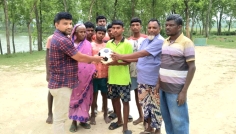 গোমস্তাপুরে ক্ষুদ্র নৃগোষ্ঠীর শিশুদের মাঝে ফুটবল বিতরণ