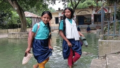 সিরাজগঞ্জে হাঁটু পানি পেরিয়ে বিদ্যালয়ে যায় ২১৮ জন শিশু শিক্ষার্থী