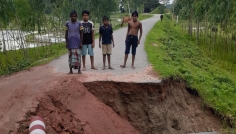 তারাগঞ্জে সেতুর পাশের রাস্তা ধসে চরম দুর্ভোগ, দুর্ঘটনার শঙ্কা